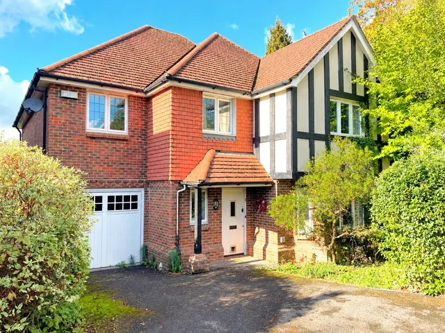 Rowplatt Close, Felbridge, RH19, photo 1