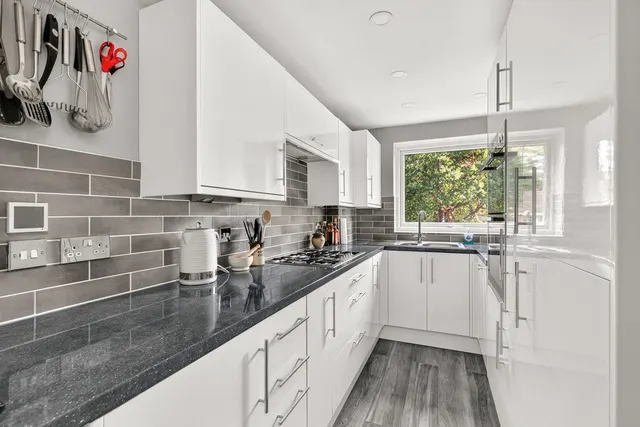 Priory Close, Walton-On-Thames, KT12, photo 2