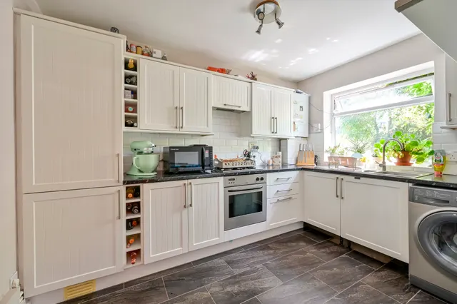 Photo 2 — Flat 1, 100 Haydon Park Road, London
