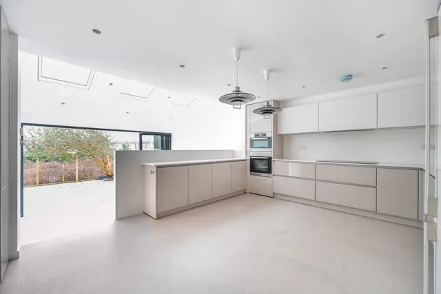5 bedroom house — Pittville Gardens, London, SE25