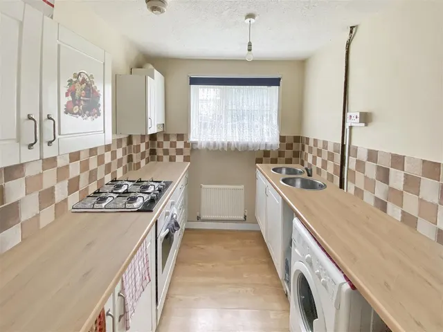 Photo 3 — Brabazon Road, Hounslow