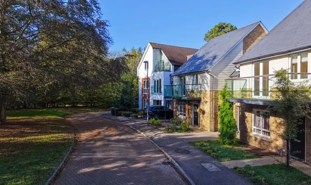 Redwood Drive, Epsom, KT19, photo 2