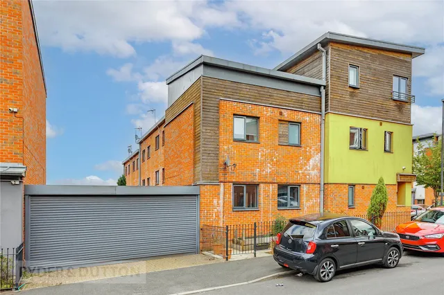 Olivers Court, Oldham, OL9, photo 2