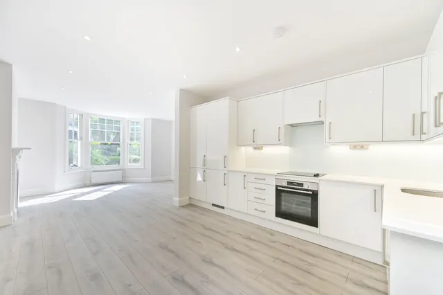 Photo 3 — 6 Brondesbury Park Mansions, 132 Salusbury Road, London