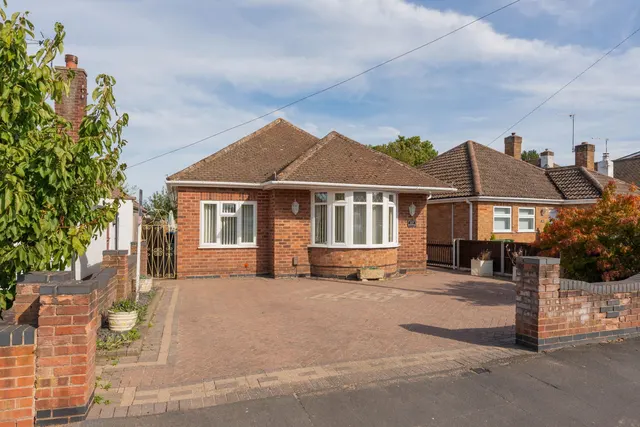 Landor Road, Whitnash, photo 1