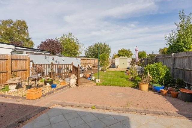 Landor Road, Whitnash, photo 2