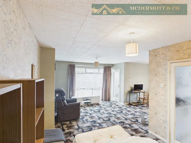 Ely Crescent, Failsworth, M35, photo 3