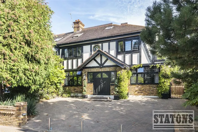 Park Avenue, Enfield, EN1 2HH, photo 1