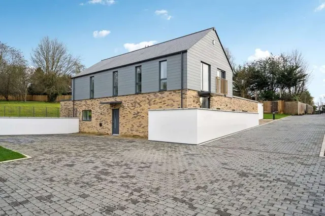 Photo 3 — Toms Lane, Kings Langley, Hertfordshire, WD4 8NA