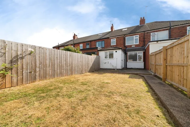 Photo 2 — Huntley Drive, Hull