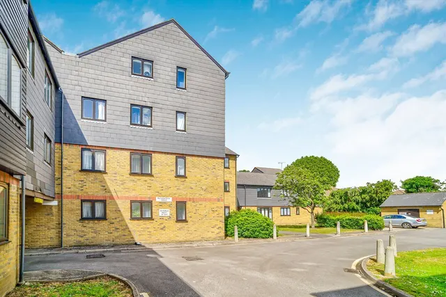 Greenford Avenue, W7, photo 1