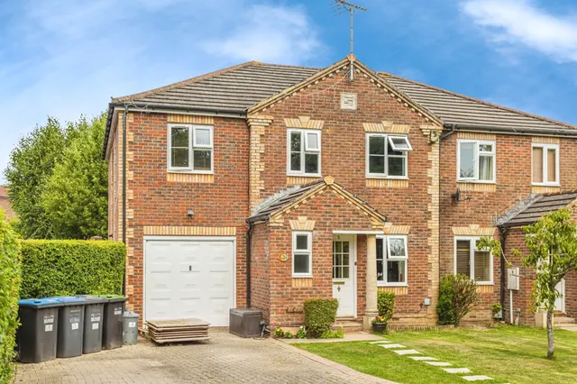 Robin Road, Burgess Hill, photo 1