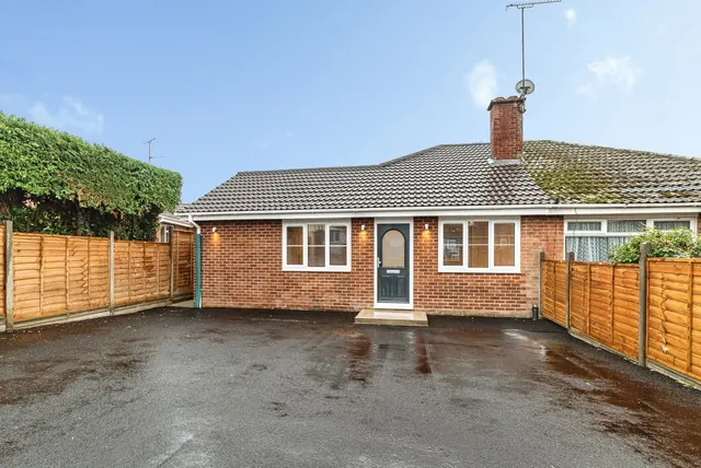 Swains Close, Tadley, RG26, photo 1