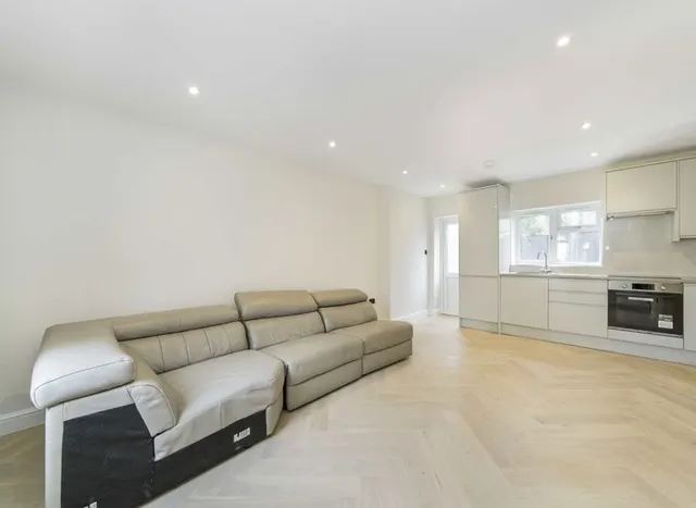 Photo 3 — Ingleway, North Finchley, N12