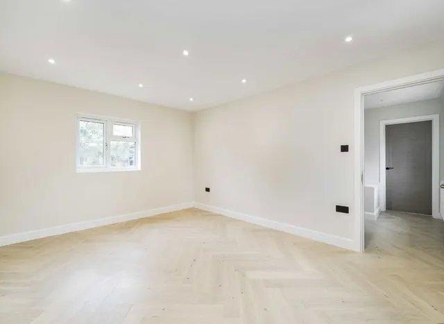 Photo 2 — Ingleway, North Finchley, N12