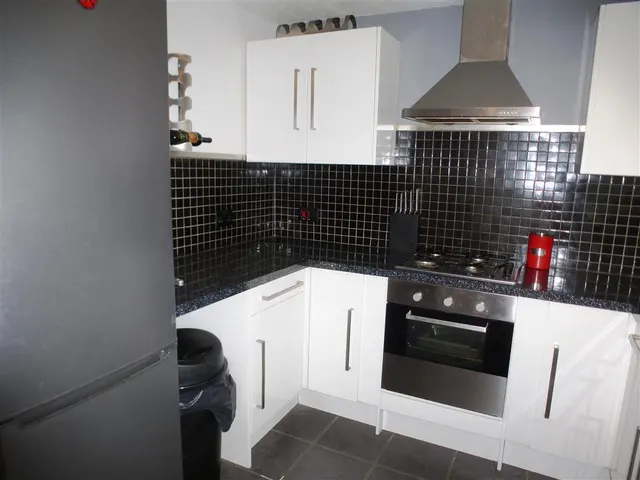 Beeches Crescent, RH10, photo 3