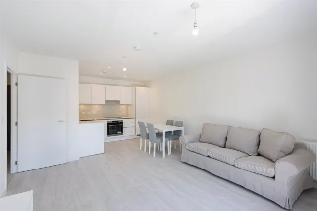 Farine Avenue, Hayes, UB3, photo 2