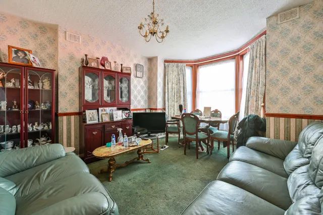 Photo 3 — 28 Hanover Park, London