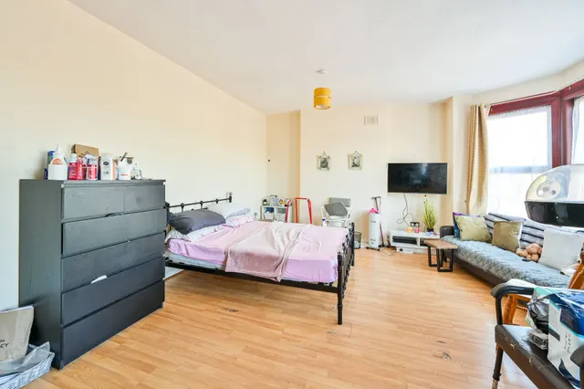 Photo 2 — 28 Hanover Park, London