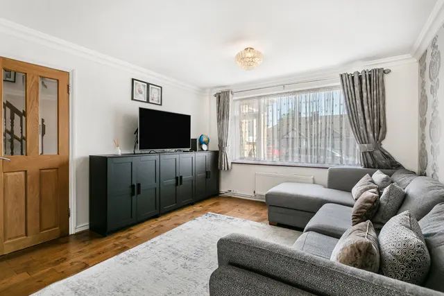 Wavendene Avenue, Egham, TW20, photo 2