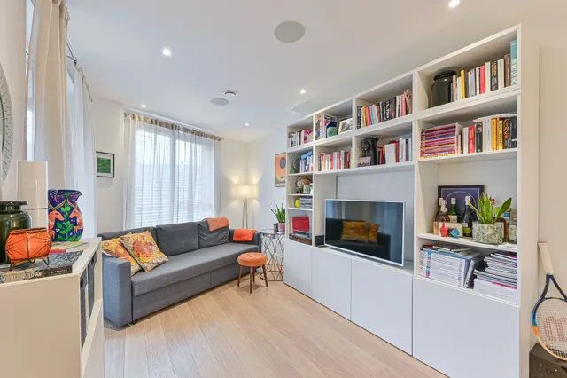 Photo 2 — Flat 10, 4 Stockwell Park Walk, London