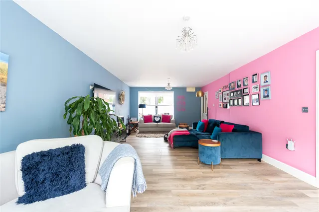 Theydon Avenue, Woburn Sands, MK17, photo 3