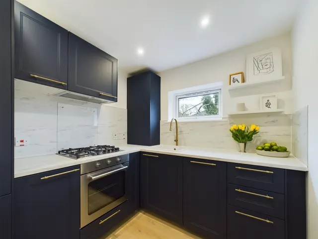 Photo 3 — Coningham Road, LONDON, W12