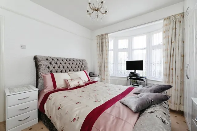 Photo 3 — Rowden Road, Chingford, E4