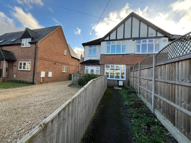 London Road, Aston Clinton, HP22, photo 1
