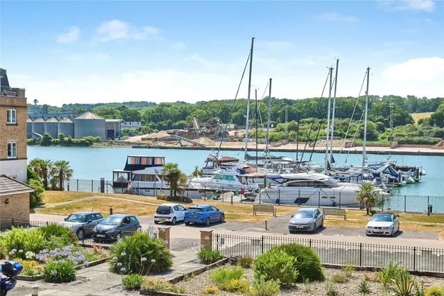 Medina View, East Cowes, PO32, photo 1