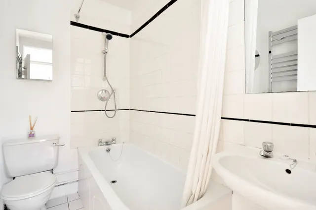 Photo 3 — 38a Leythe Road, London