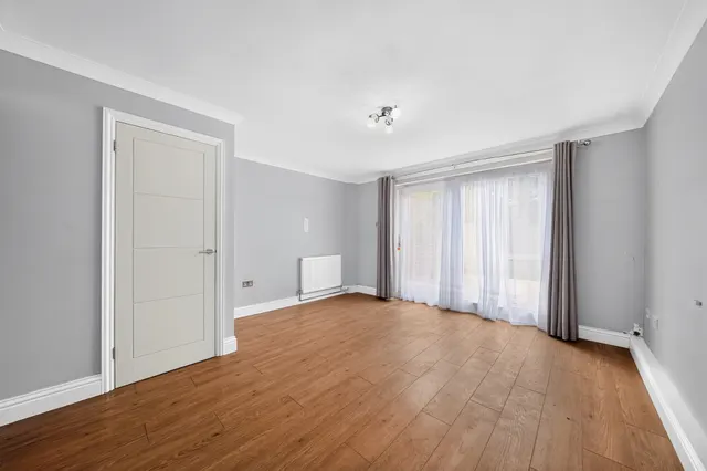 Milton Gardens, Staines-Upon-Thames, TW19, photo 2