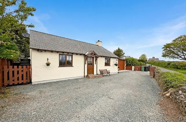 Talwrn, Llangefni, photo 1