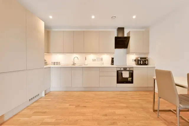 Photo 3 — 38 Ipswich Court, Copley Close, Hanwell