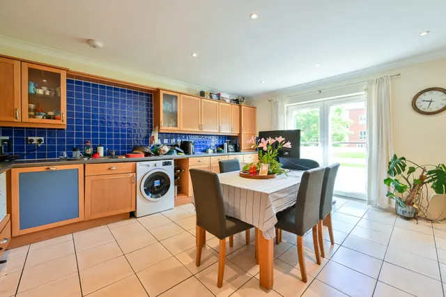 Photo 3 — 14 Woodland Crescent, London