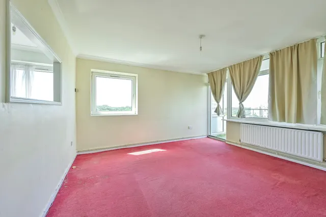 32 Hindhead Point, Wanborough Drive, London, photo 1