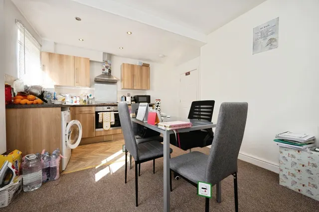 Photo 2 — Walsingham Close, Bedford, Bedfordshire, MK42