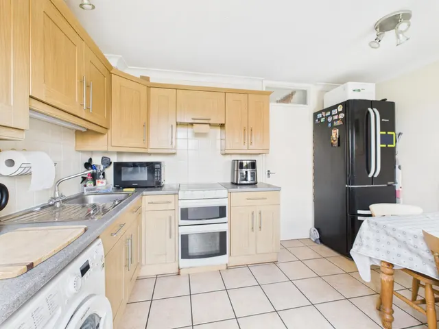 Photo 3 — Howard View, Basingstoke, RG22