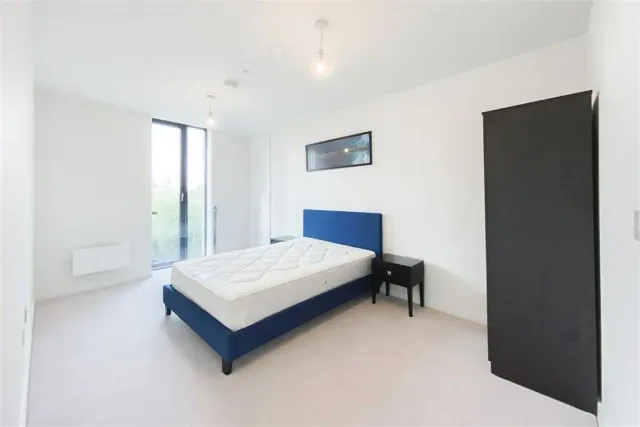 Commercial Road, London, E14, photo 2