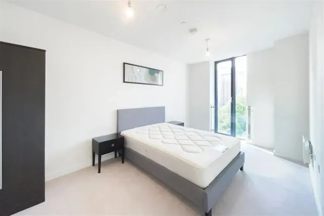 Commercial Road, London, E14, photo 3