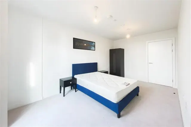 Commercial Road, London, E14, photo 1
