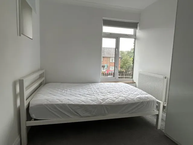 Photo 2 — Wolfe Close , Winchester