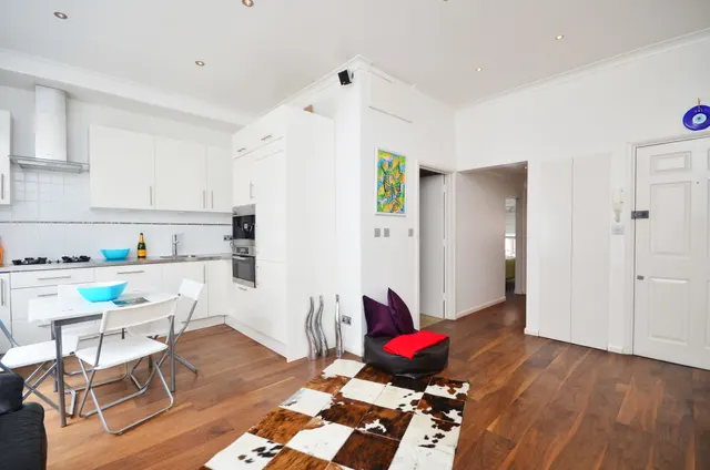 Photo 3 — Flat 4, 22 Hatherley Grove, London