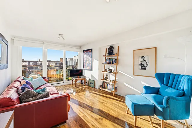 Justin Close, Brentford, TW8, photo 1