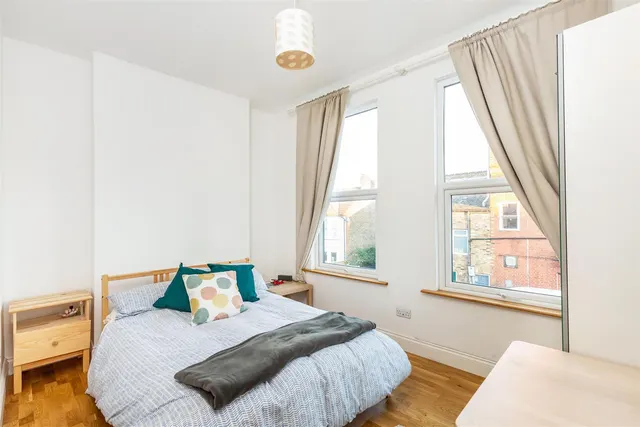 Lower Richmond Road, London, SW15, photo 3