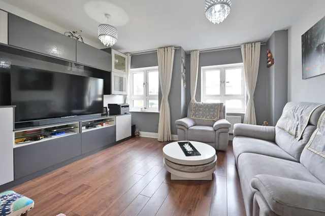 Photo 2 — 2 Neilson Close, Watford