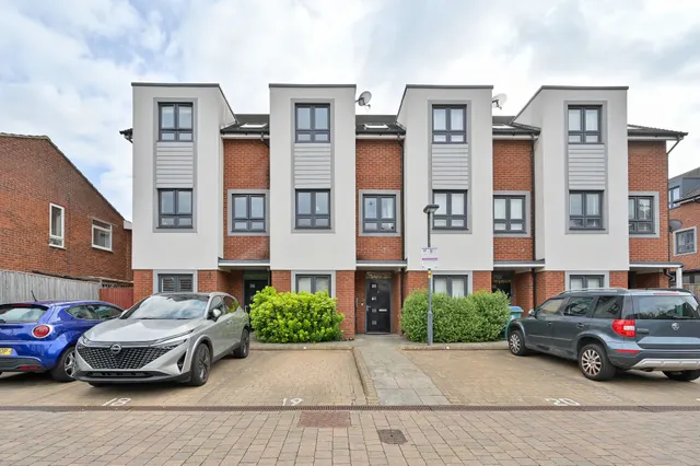 2 Neilson Close, Watford, photo 1