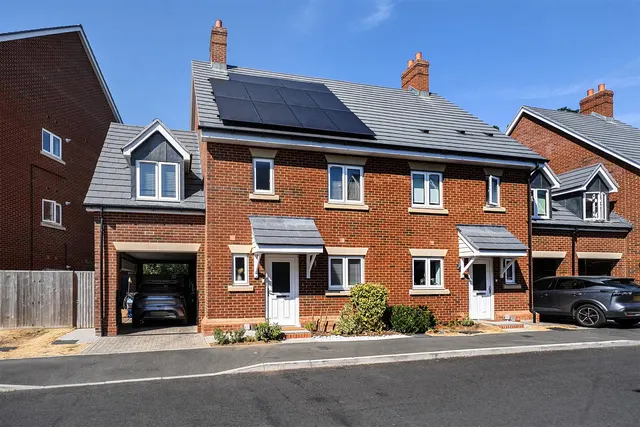 Lake Avenue, Mytchett, photo 1