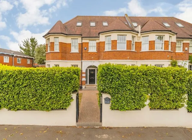 Coppetts Road, London, N10, photo 1