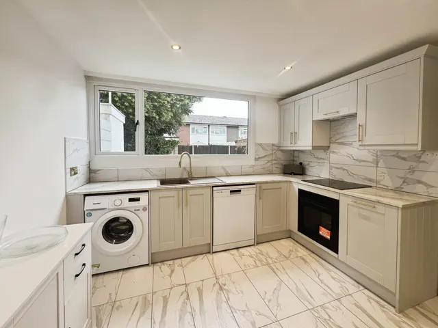 Photo 3 — Millard Close, Basingstoke, Basingstoke, RG21 5TT